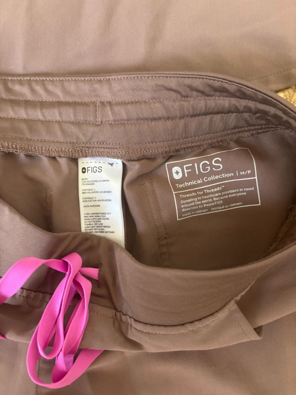 Figs Scrubs - Catarina One-Pocket Scrub Top / Jogger Pants Set in Smokey Taupe - Picture 4 of 5